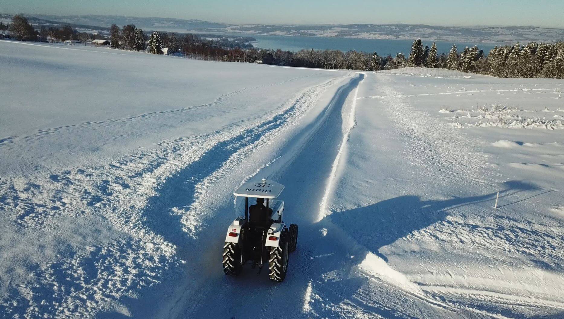 Håvard Johansen Lindgaard test driving Arvaker, with Alsvinn following it autonomously in a leader-follower approach