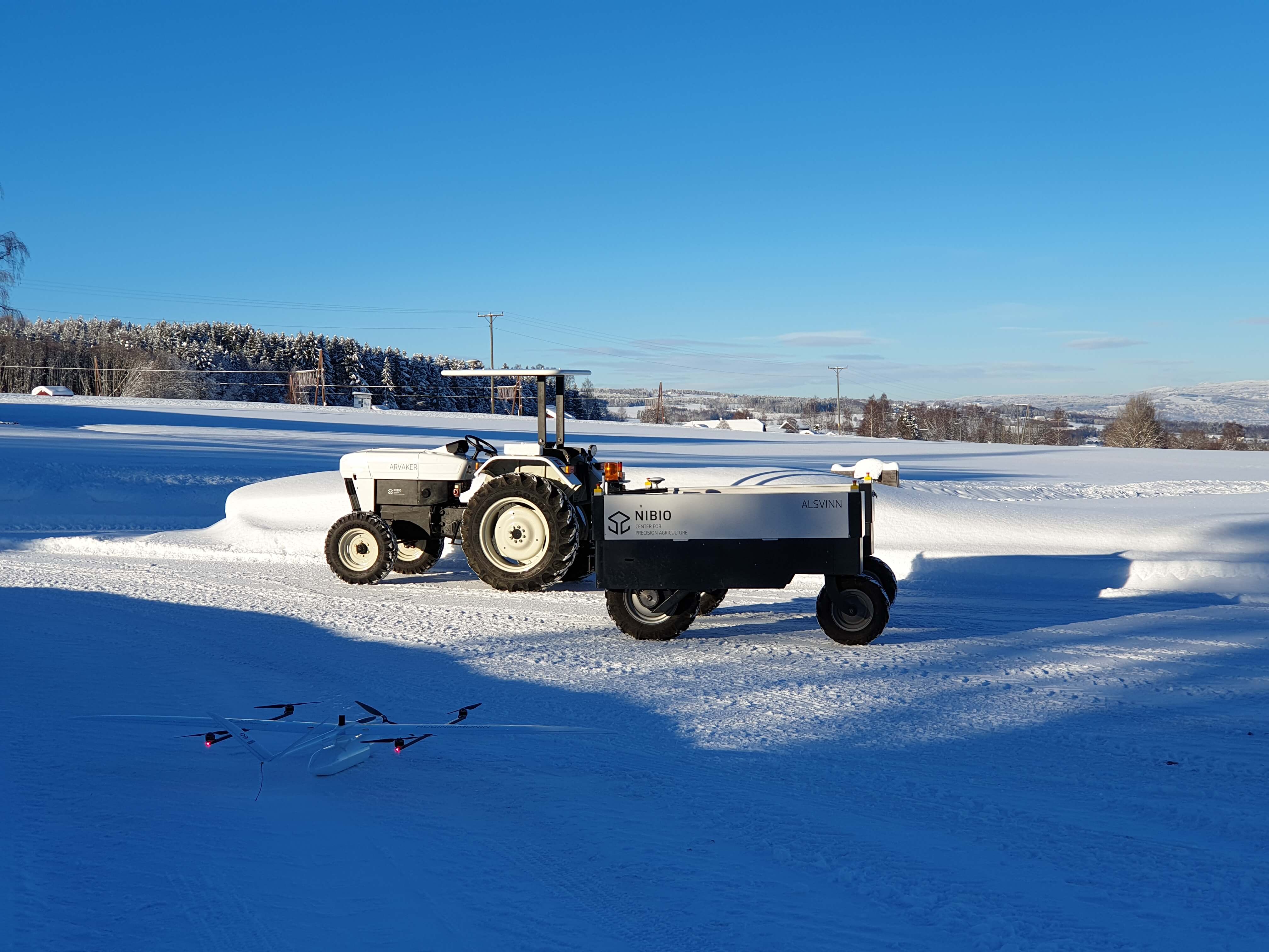 Håvard Johansen Lindgaard test driving Arvaker, with Alsvinn following it autonomously in a leader-follower approach