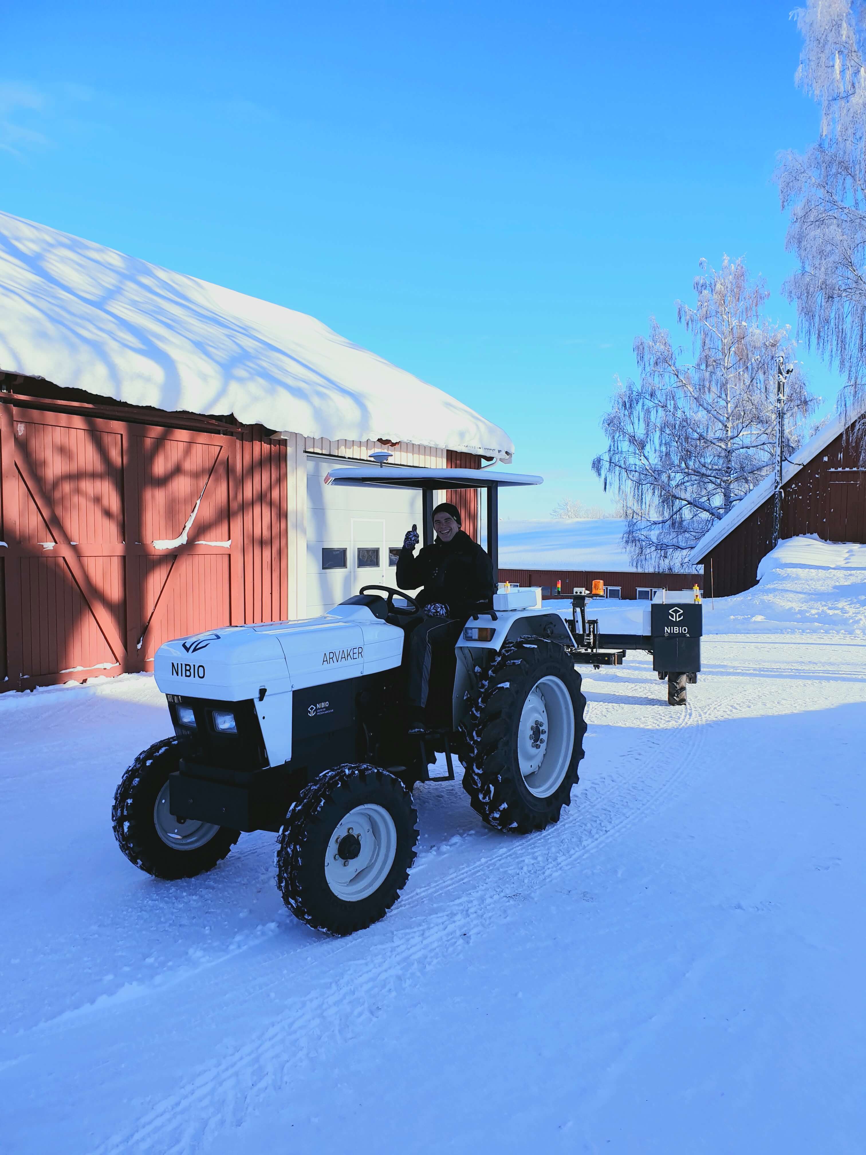 Håvard Johansen Lindgaard test driving Arvaker, with Alsvinn following it autonomously in a leader-follower approach