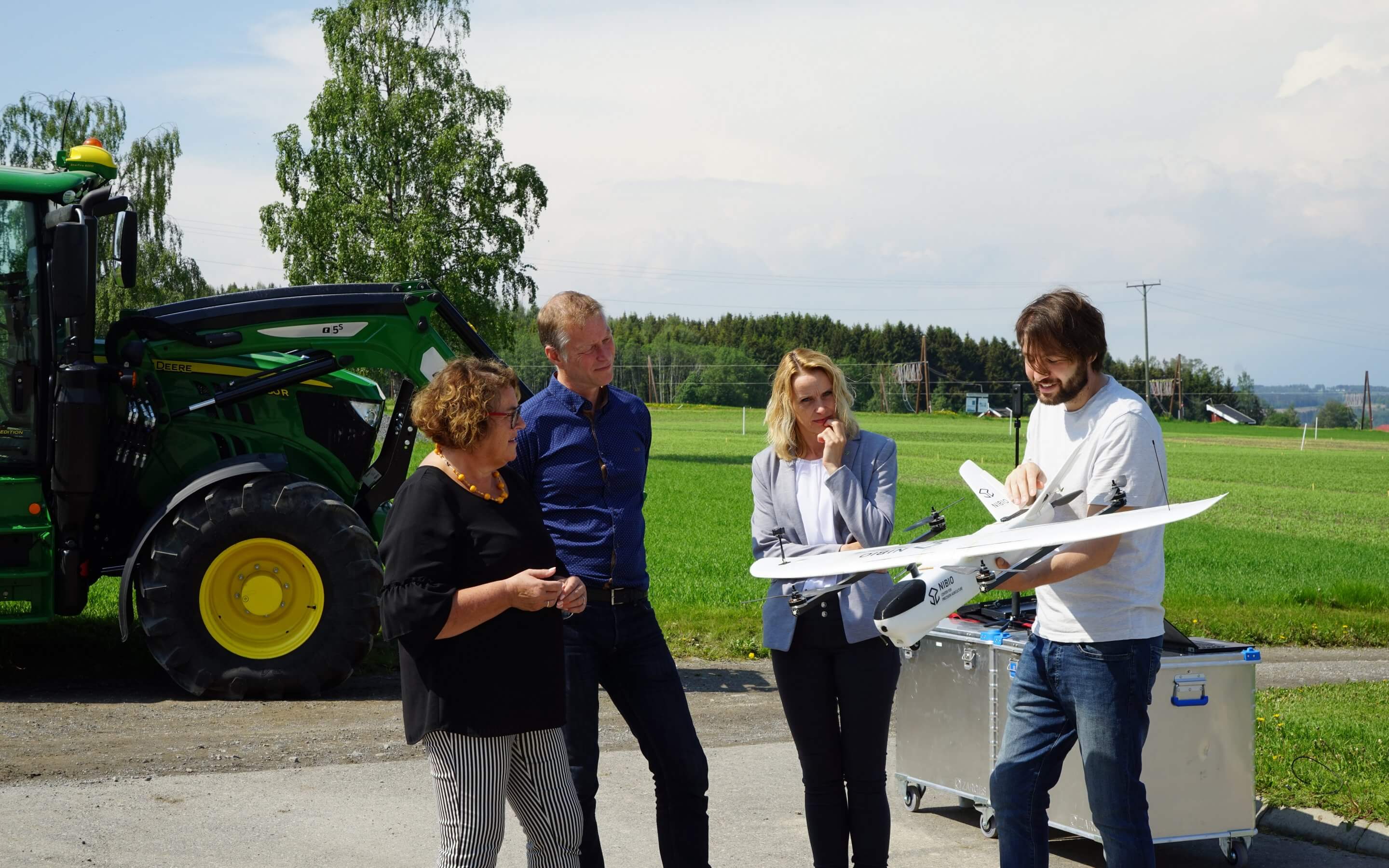 The Minister of Food and Agriculture Olaug Bollestad visits Apelsvoll